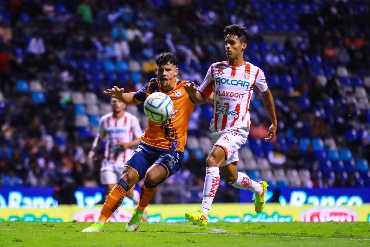 Necaxa evitó la derrota en el inicio de la Jornada 9 ante Puebla con un gol tardío de Agustín Oliveros que silenció el Estadio Cuauhtémoc. La Franja inició ganando con un tanto de Martín Barragán al minuto 15. Pero Facundo Batista encontraría el empate en el amanecer del segundo tiempo. Después Jordi Cortizo daría la vuelta para Puebla con un golazo que fue opacado por la acción de Oliveros.