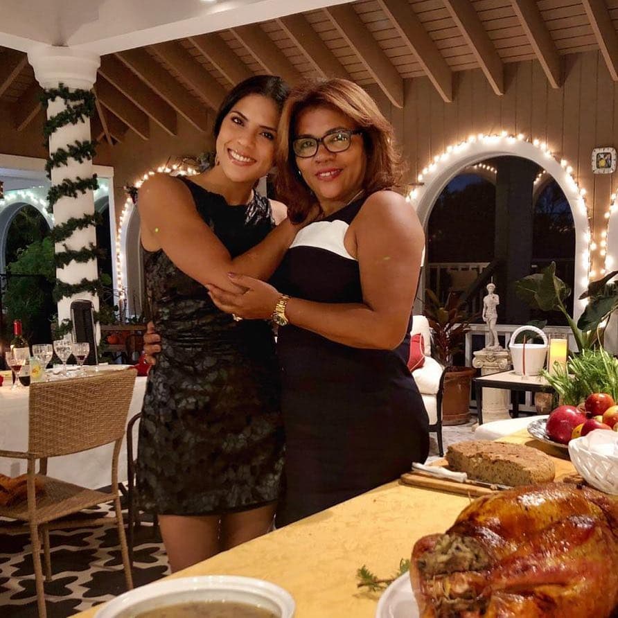 Pero las anteriores frases de desaliento no retumbaron más que las de la mujer que la trajo al mundo. “Siento que hay poco para poder pagarle a mi mamá toda su entrega, paciencia, sacrificio y amor que me ha dado, pero al menos puedo compartir con ella mis éxitos y decirle que le debo a ella todo lo que hasta hoy he logrado. Gracias Mami.