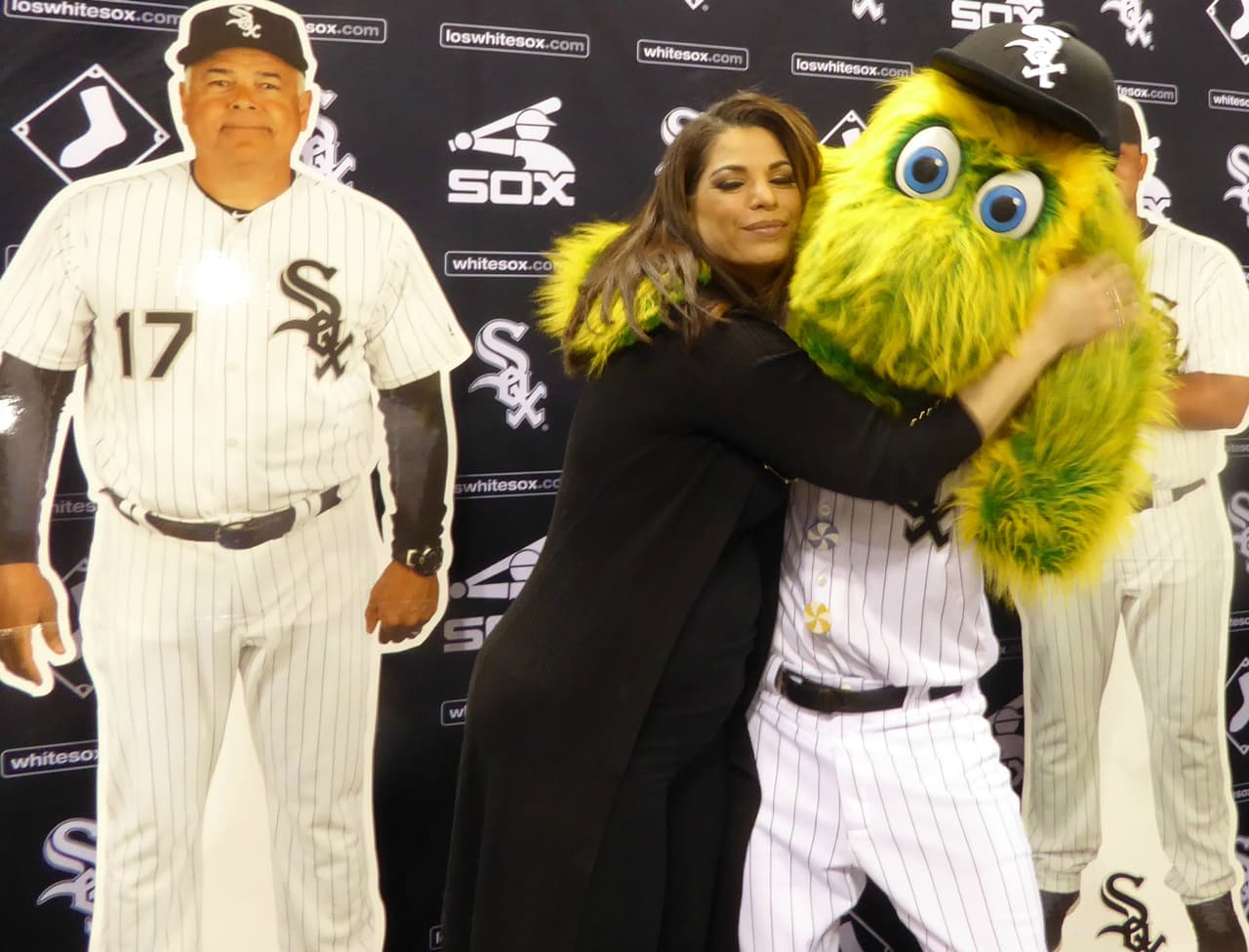 Érika es una gran fan de Southpaw, mascota de los White Sox.
