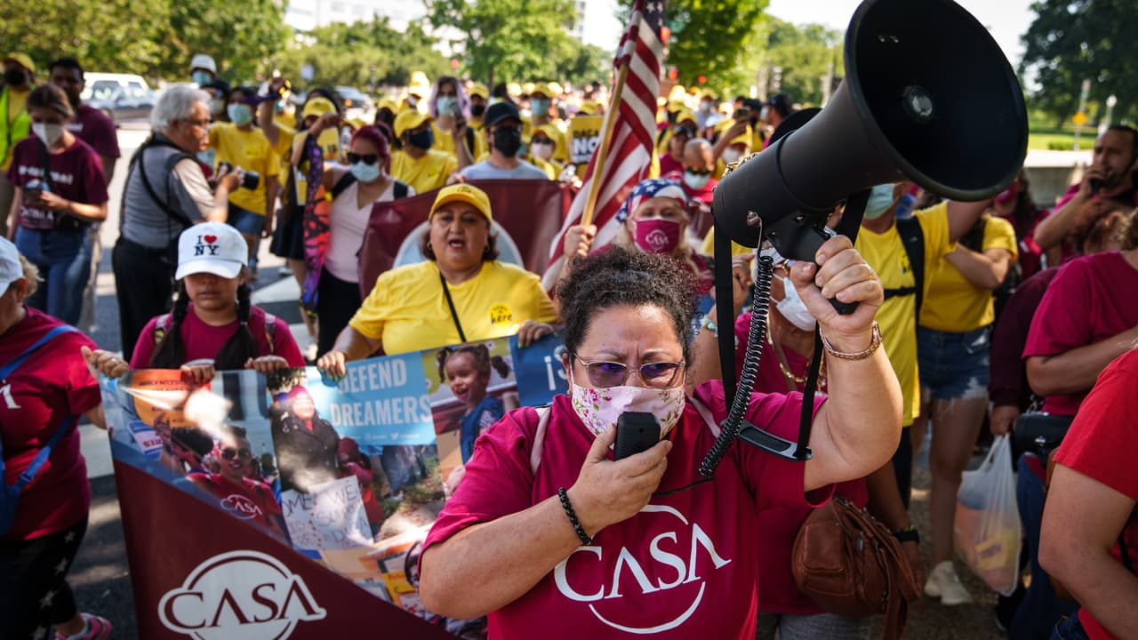 VIDEO: Beneficiarios de DACA exigieron en la capital y otras ciudades del país que se mantenga el programa y que brinde un camino a la ciudadanía, a 10 años de su promulgación.