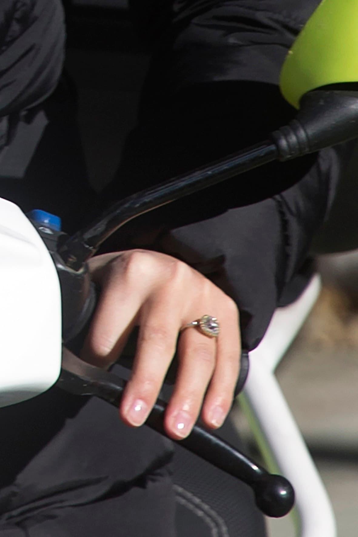 Este fue el anillo de compromiso que Alessandra lució tras comprometerse.