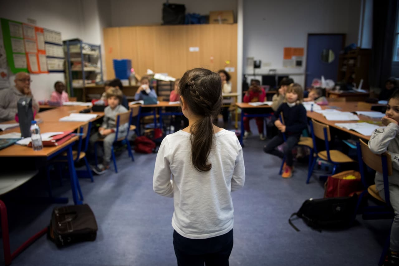 Ayuda a tus hijos a 
<b>identificar espacios seguros</b>. Hazles saber que también pueden buscar ayuda en edificios identificables como departamentos de policía, oficinas de correos, bibliotecas, hospitales y tiendas de comestibles, etc., lugares donde a menudo se reúnen muchas personas.