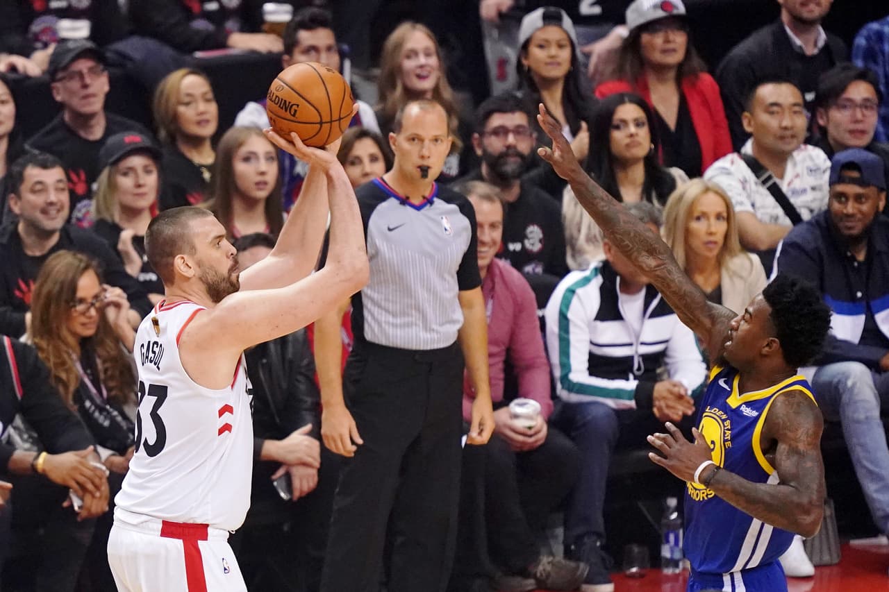 Para sorpresa de todos, el poste de los Toronto Raptors Marc Gasol acabó al descanso como el líder ofensivo del partido con 14 unidades, mostrando el nivel que de él se espera.