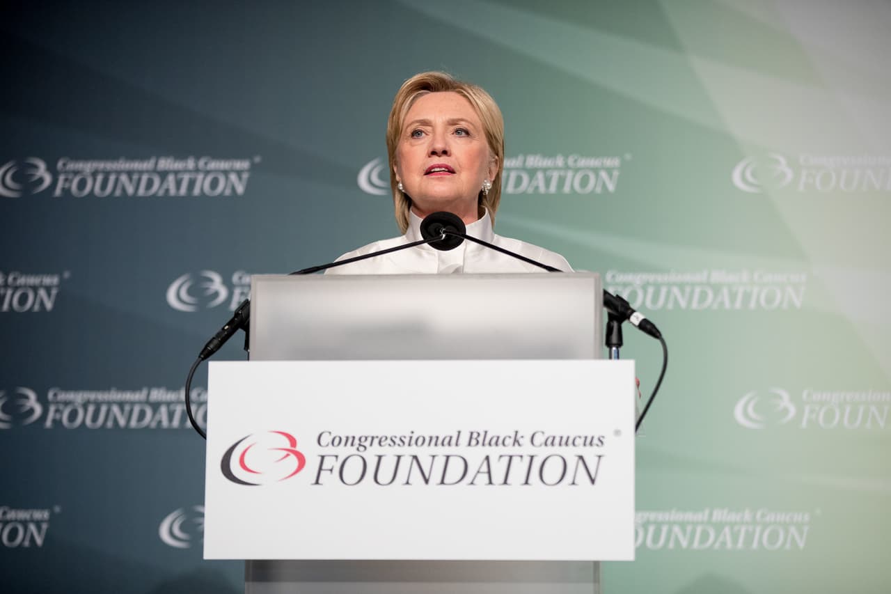 La candidata presidencial demócrata, Hillary Clinton, habla durante la gala de aniversario de la Fundación del Grupo de Legisladores Negros en Washington, el sábado 17 de septiembre de 2016.