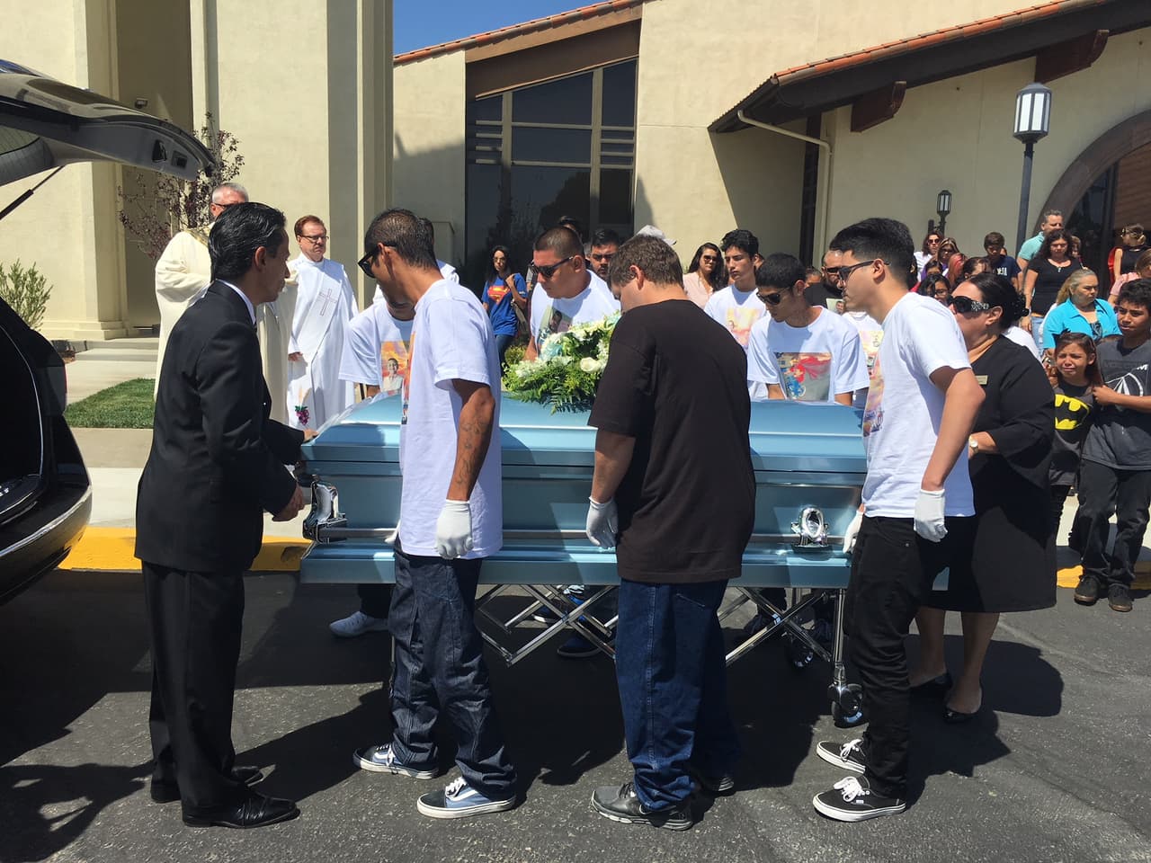 El ataúd del pequeño fue llevado por los familiares hasta dentro de la iglesia.