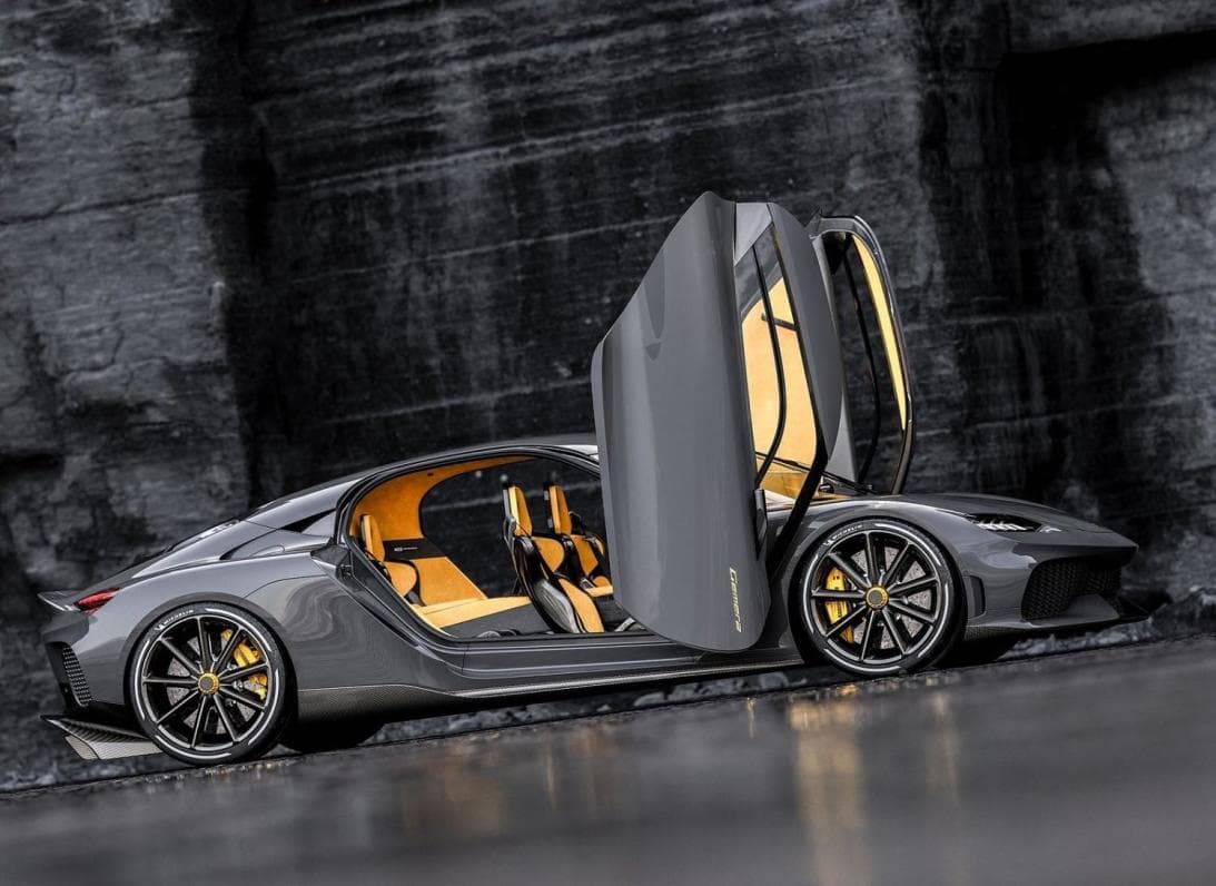 <h3 class="cms-H3-H3"><b>Koenigsegg Gemera - 1,677 caballos de fuerza</b></h3>
<br>
<br>Se trata del primer vehículo de cuatro plazas de Koenigsegg, está motivado por un motor a gasolina y tres motores eléctricos con el que genera 1,677 caballos de fuerza. El Gemera es también el primer modelo de tracción total de Koenigsegg y cuenta con un sistema de eje direccional trasero y vectorización de par activa en todas las ruedas. Acelera de 0 a 62 mph (100 km/h) en 1.9 segundos, es capaz de almacenar hasta cuatro maletas y su producción está limitada a 300 unidades.
<br>