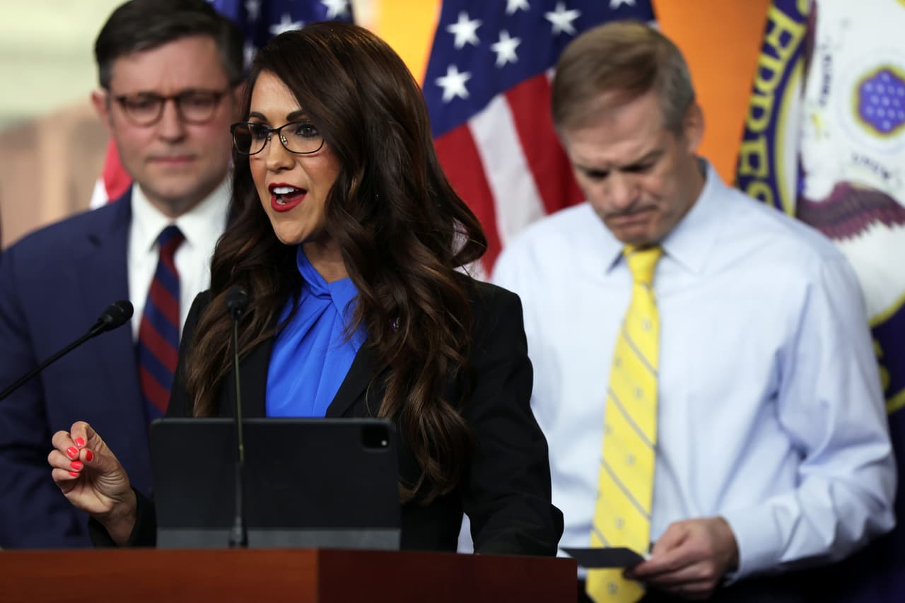 <b>Lauren Boebert, representante por Colorado.</b> En distintas ocasiones ha hecho eco de la idea de que los demócratas "quieren dar una gran amnistía, un camino a la ciudadanía" a millones de inmigrantes —dice en referencia a los dreamers— que han vivido por años en Estados Unidos. El 27 de septiembre de 2021 dijo en un video de Facebook que "definitivamente está en efecto la teoría del reemplazo. Estamos acabando con los empleos de los estadounidenses y 
<b>trayendo inmigrantes ilegales de todo el mundo para reemplazarnos</b> si los estadounidenses no cumplen con las órdenes tiránicas que vienen de la Casa Blanca".