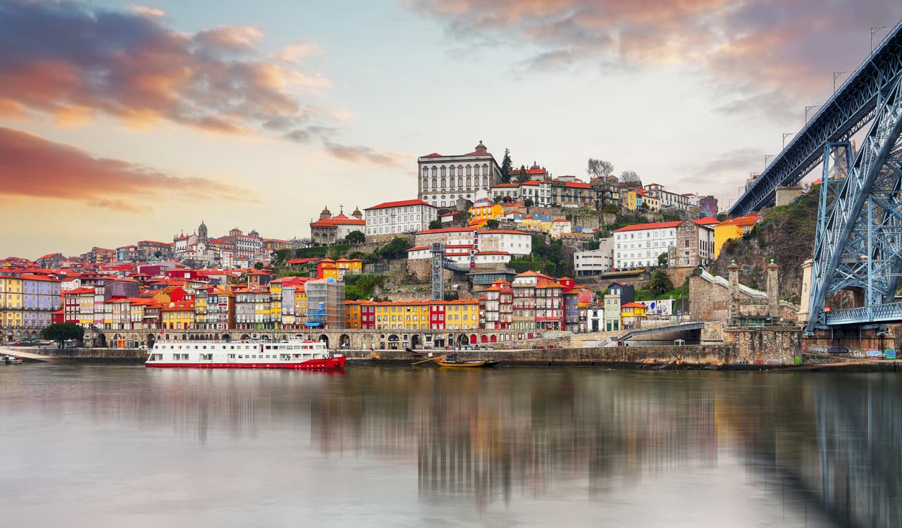 <h2 class="cms-H2-H2">13. Portugal</h2>
<br>
<br>🛫
<b> ¿Cuántos estadounidenses se mudaron a este país en 2021? </b>2,475.
<br>
<br>🛫 
<b>¿Cuánto ha incrementado el porcentaje de migrantes estadounidenses a este país entre 2019 y 2021? </b>122%
<br>
<br>🛫 
<b>¿Cuántos estadounidenses residen en este país? </b>7,000.
<br>