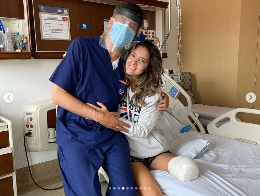 Pero si algo aprendió Daniella Álvarez ante la adversidad fue a "aceptar" sus circunstancias: "Significado que me ha ayudado a entender, a valorarme y agradecer todos los días a Dios y a la Virgen por esta segunda oportunidad", escribió en la publicación con la que conmemoró un año de la amputación. 
<br>