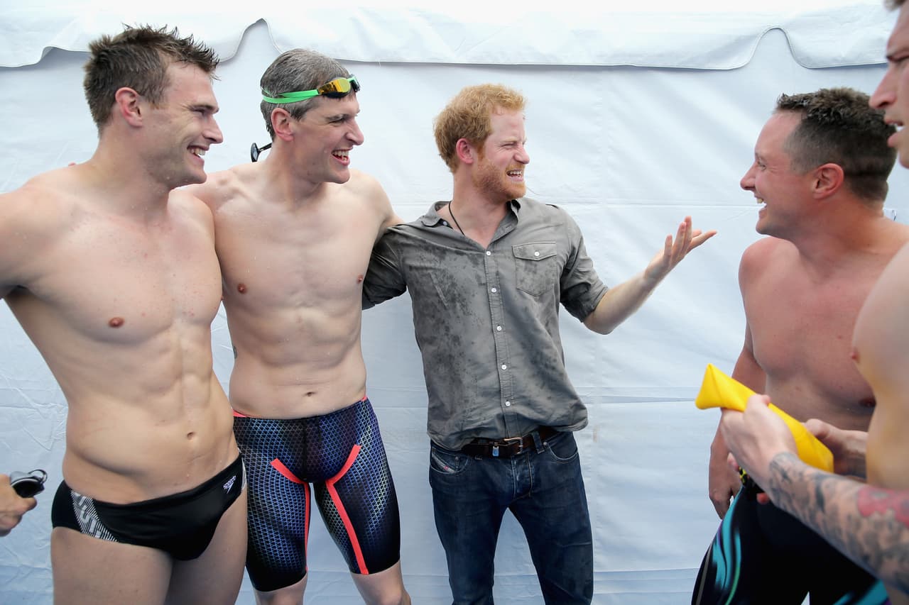 Festejando el triunfo del equipo de natación.