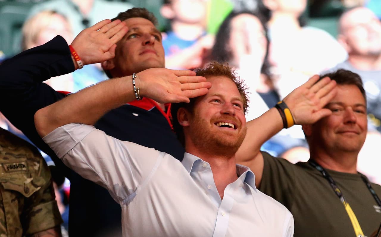 Saludando a los veteranos.