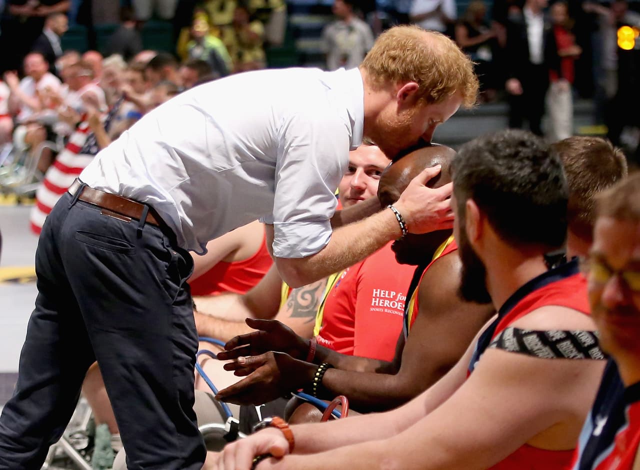 Besando en la frente a uno de los atletas.