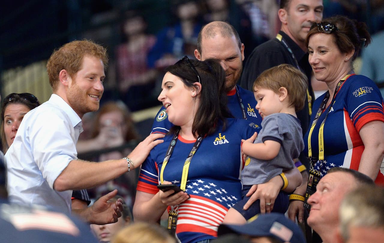 Se acercó a platicar con madres de familia y bebitos.