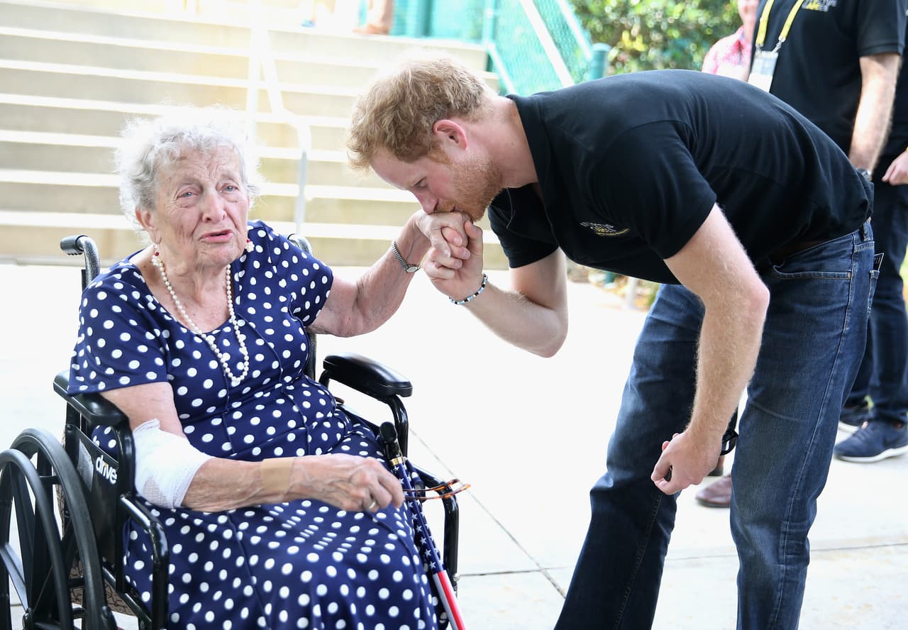 Muy caballeroso, le besó la mano.