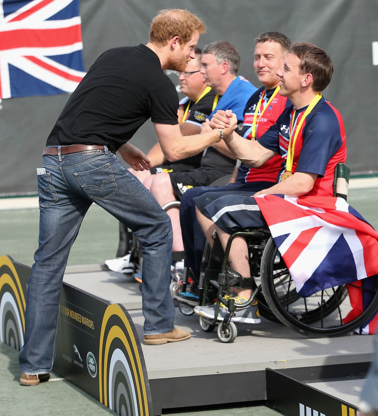 Felicitando a los ganadores enel podio.