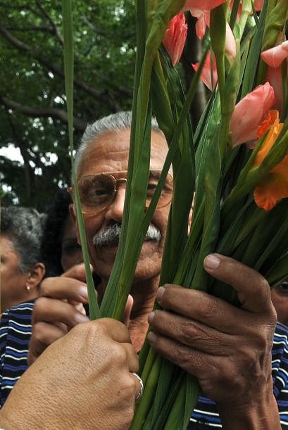 Sobre la situación de su país, opina que Cuba seguirá en una "situación de estancamiento" si no se produce una "apertura seria y franca" y cuestionó algunas de las medidas económicas emprendidas en la isla para "actualizar" el modelo socialista como los despidos masivos: a su juicio pueden conducir al caos.