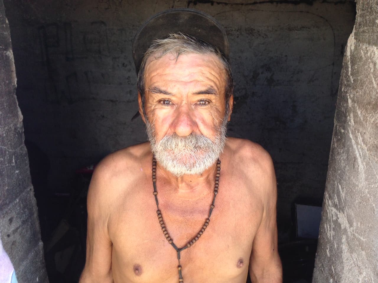Canuto Carrillo, un sinaloense de 65 años, es parte de los campesinos indigentes que abundan en Mecca.