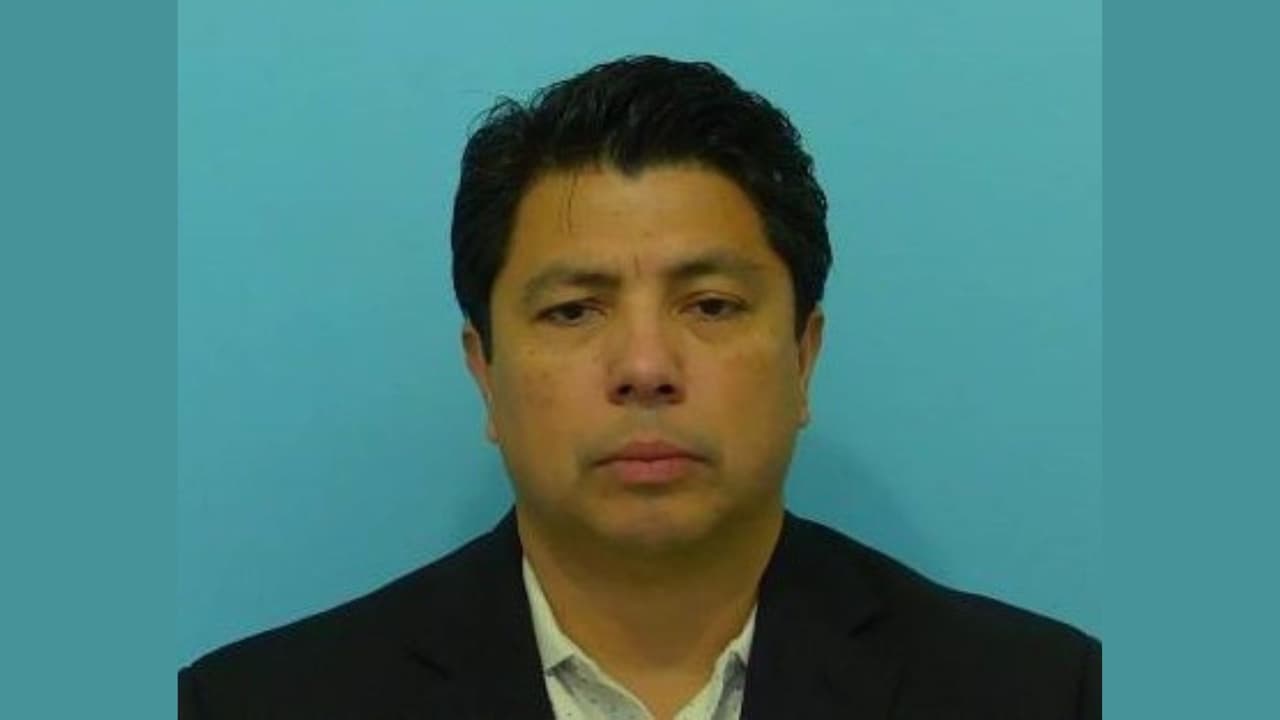 Detienen a hombre por filmar con cámaras ocultas en baños de un gimnasio en Naperville