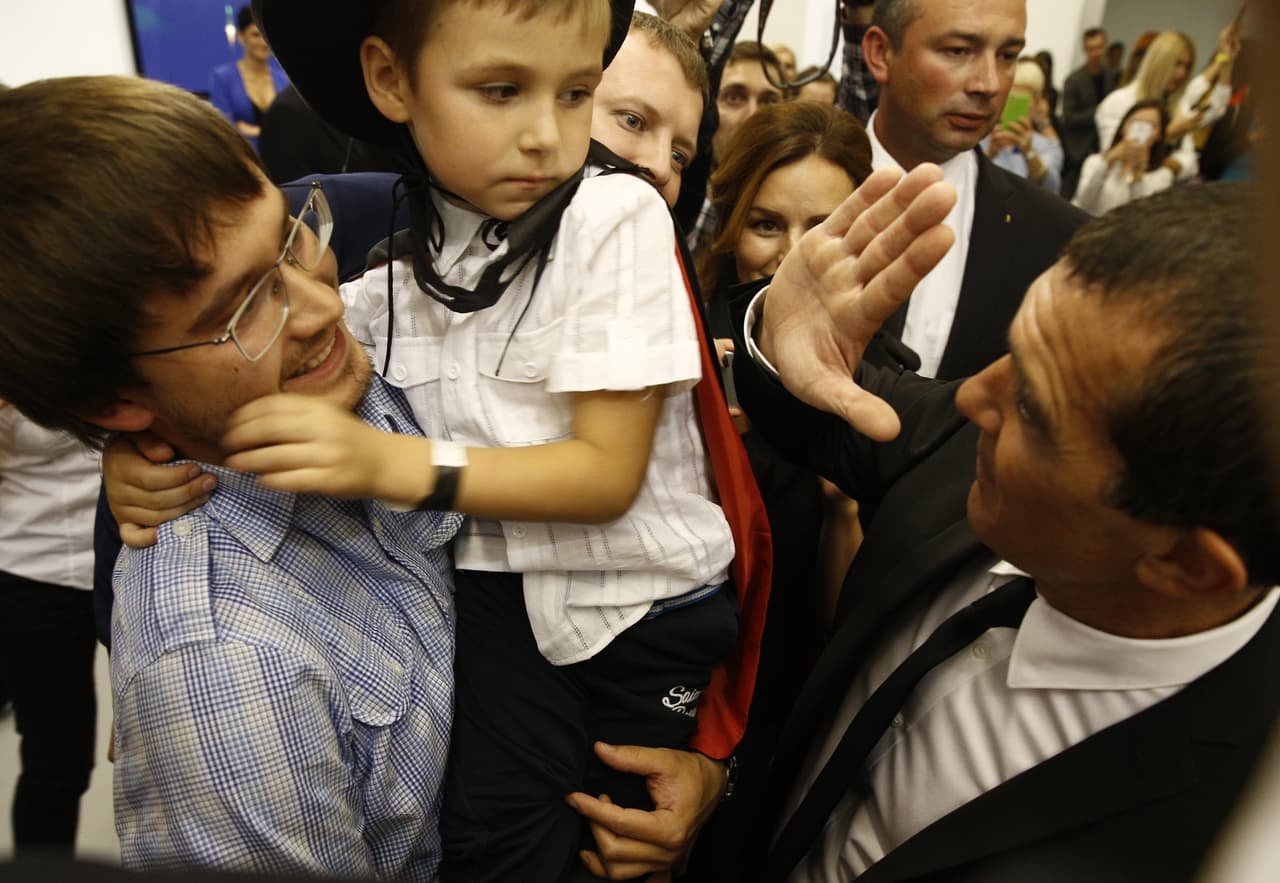 Aunque no todos estuvieron tan entusiasmados de ver al actor, como este niño que no quiso saludarlo.