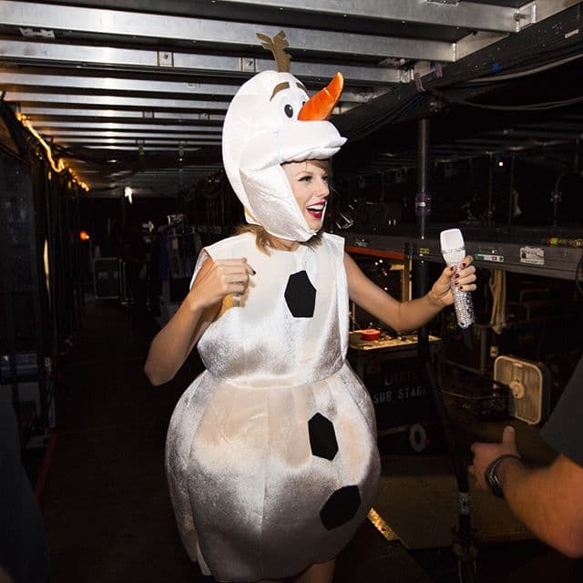 Por su parte, Taylor Swift trajo un poquito de la Navidad a este Halloween con su cómico disfraz de Olaf.