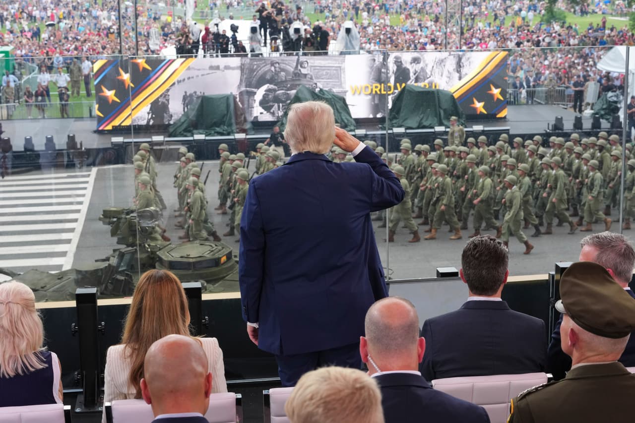 El pasado 6 de junio, 
<b>el presidente Donald Trump difundió un video en sus redes sociales en el que exhortó a los ciudadanos a participar en el desfile:</b> “El estruendo de los tanques y los impresionantes vuelos aéreos resonarán por nuestra capital mientras casi 7000 soldados marchan con uniformes históricos de todas las guerras desde la revolución”, dijo Trump. 
<br>
<br>“Creo que será mejor y más grande que cualquier otro desfile que hayamos tenido en este país”.