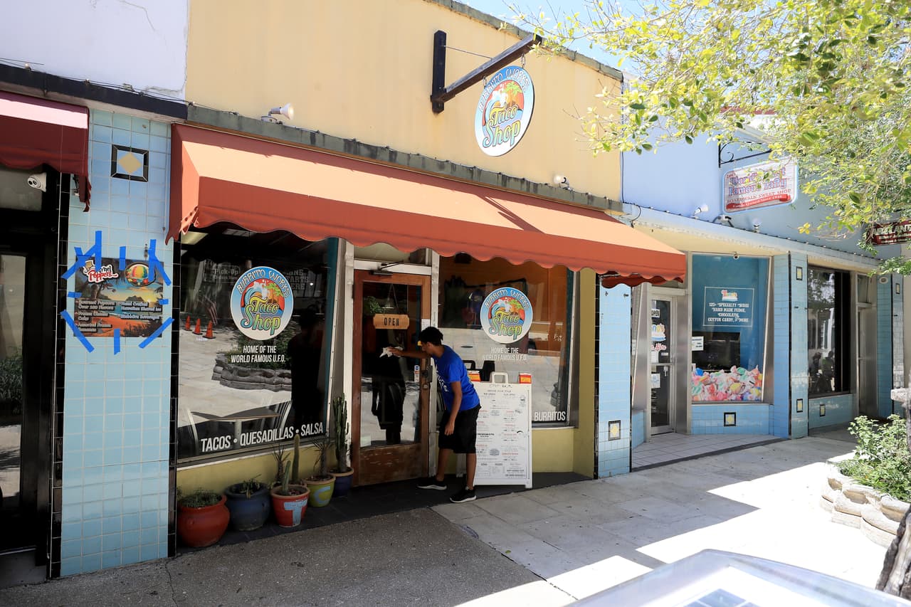 Algunas tiendas de San Agustin abrieron, pero los clientes eran pocos