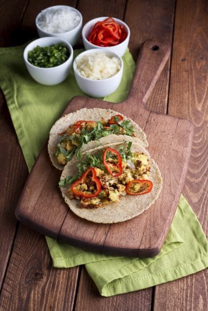 Agrega dos rodajas de aguacate sobre cada taco.