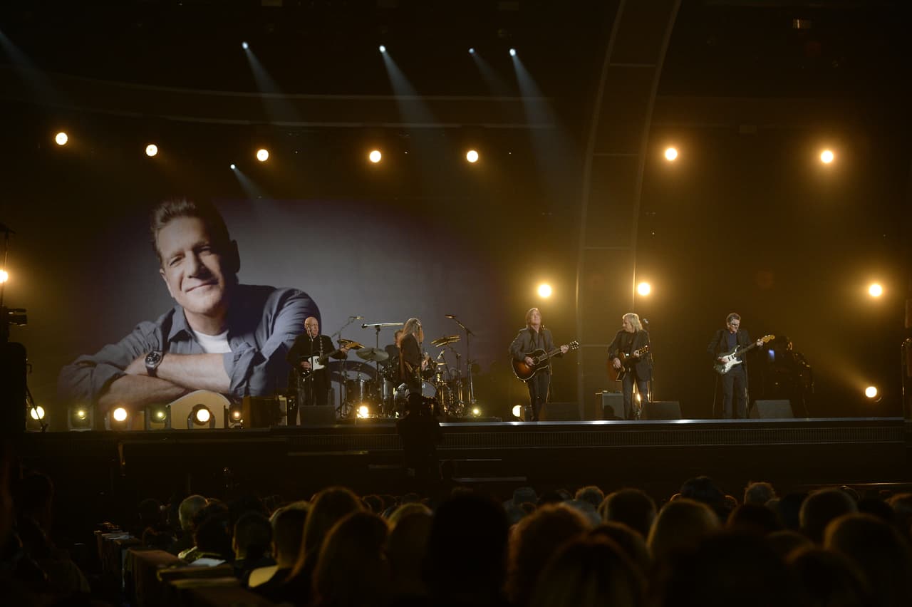 Glenn Frey, guitarrista de Eagles, también fue honrado y recordado durante la noche de GRAMMY.