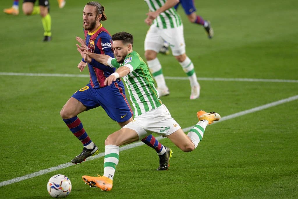 Gracias a los goles de Lionel Messi, autogol de Víctor Ruíz y gol de Trincao, el Barcelona vence 2-3 al Real Betis, empatan al Real Madrid con 43 unidades y se quedan con el segundo lugar de la tabla.