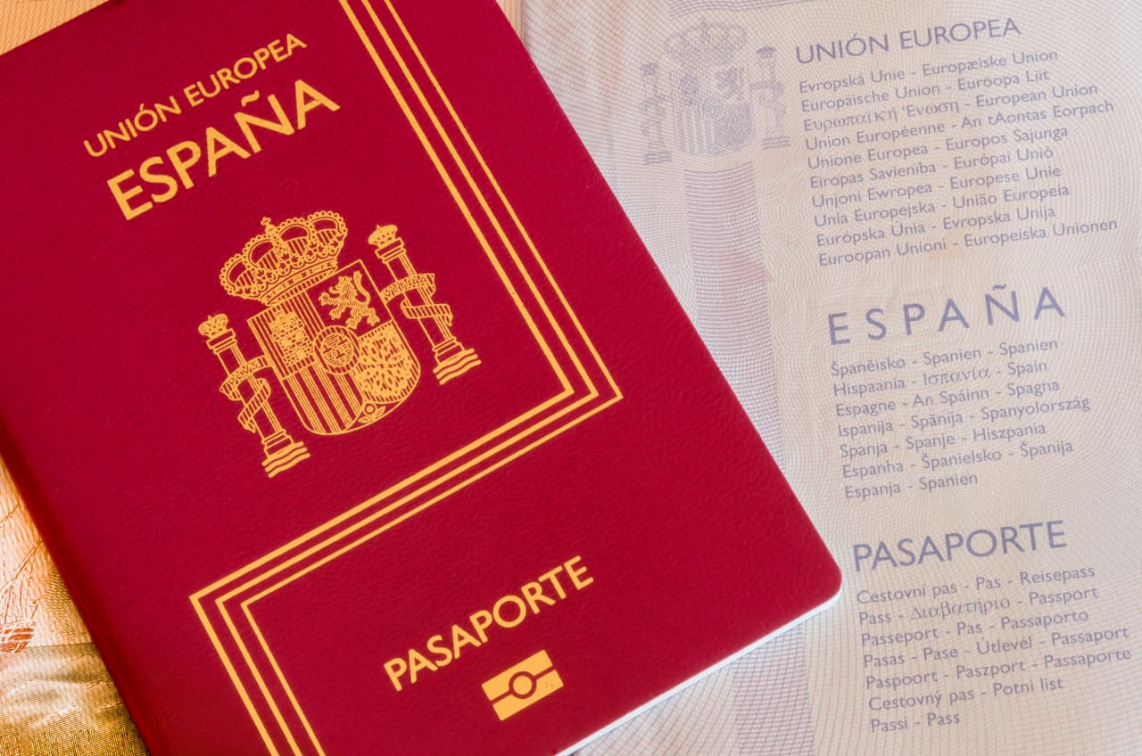 <h2 class="cms-H2-H2">3. Alemania y España</h2>
<br>
<br>
<b>Puntuación: </b>190
<br>
<br>Los pasaportes alemán y español ocupan el tercer puesto entre los que cuentan con mayor acceso sin restricciones a otros países, de acuerdo con el informe: 190 en total. En la imagen, un pasaporte de España. 
<br>