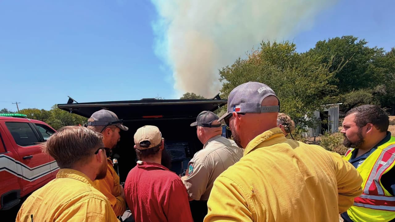 <h3 class="cms-H3-H3">En resumen 💡</h3>👉🏻 
<b>Martes 25 de agosto: </b>Ross Fire alcanzó unas 50,000 acres y a las 6 a.m solo estaba contenido en 5%.
<br>👉🏻 
<b>Condado Jack:</b> residentes cerca y al este de Barton's Chapel recibieron una orden de evacuación.
<br>👉🏻 
<b>Condado Palo Pinto:</b> algunas comunidades permanecían bajo recomendación preventiva de salir.
<br>👉🏻 
<b>Tamaño:</b> el área estimada del incendio equivale a unas 78 millas cuadradas, más que la superficie de la ciudad de Plano.
<br>👉🏻 
<b>Qué sigue:</b> bomberos continúan trabajando mientras pueden cambiar las evacuaciones, los cierres y la estimación del incendio.