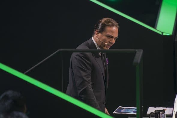 Caras graciosas, bromas, muestras de afecto y selfies con los fans, de todo pasa en el backstage y los famosos lo saben. Mira todo lo que no pudiste ver en la gala cinco de Me Pongo De Pie.