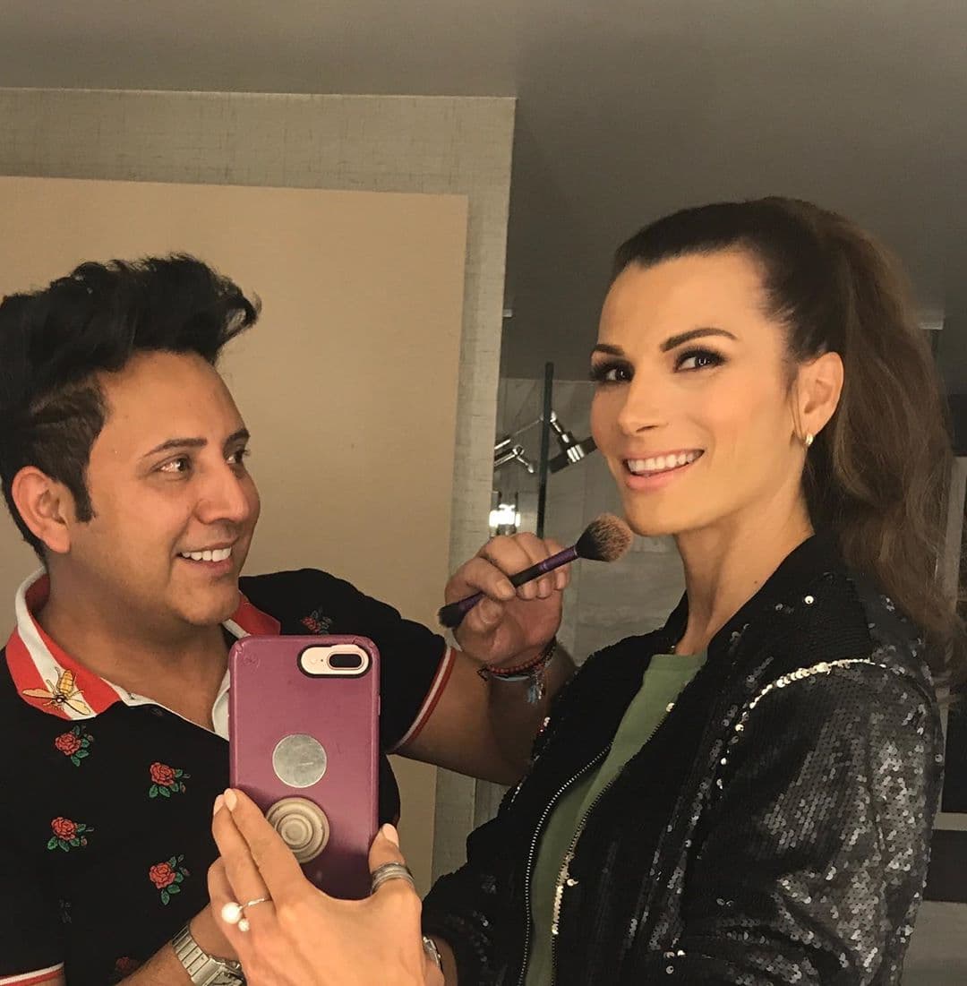 El espectacular look con el que la vimos en la 'red carpet' fue gracias a varios de sus amigos profesionales en la moda y la belleza, entre ellos el maquilista Franz Muñoz.