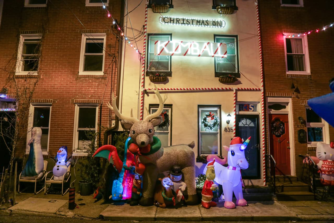 Christmas on Kimball: Justo al lado de Passyunk Avenue, cerca de Carpenter Street, se encuentra un espectáculo de luces de vecindario favorito en ciernes. Marcando su cuarto año en 2021, esta exhibición presenta docenas de inflables y muchas luces y proyecciones, y agrega otra parada en su recorrido de luces navideñas del sur de Filadelfia. No dude en dar un paseo o conducir, pero asegúrese de respetar la paz y la privacidad de los residentes. 📍 800 block of Kimball Street