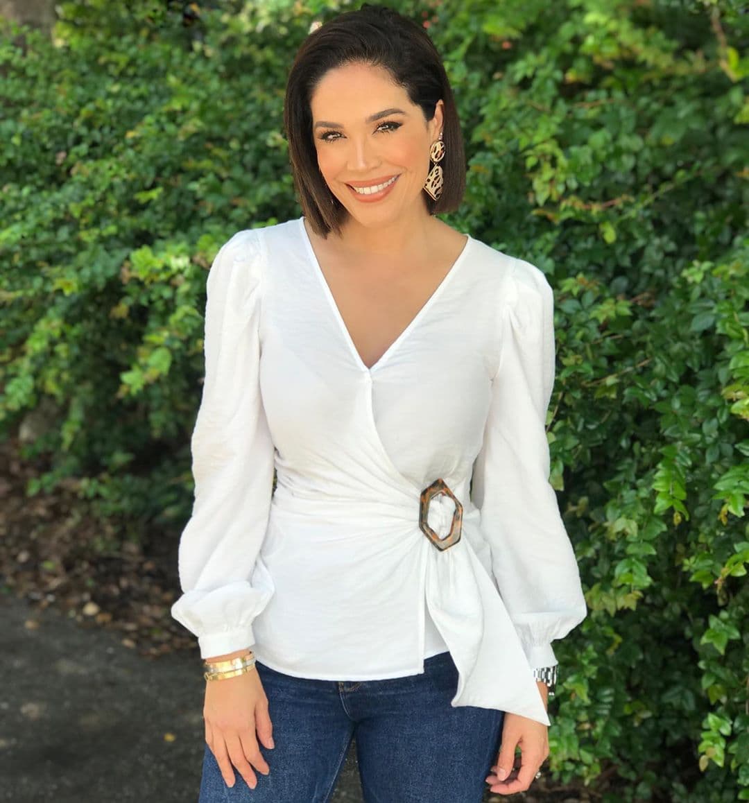 Muchas de sus seguidoras en redes sociales admiran la forma de vestir de Karla Martínez y este look no fue la excepción.