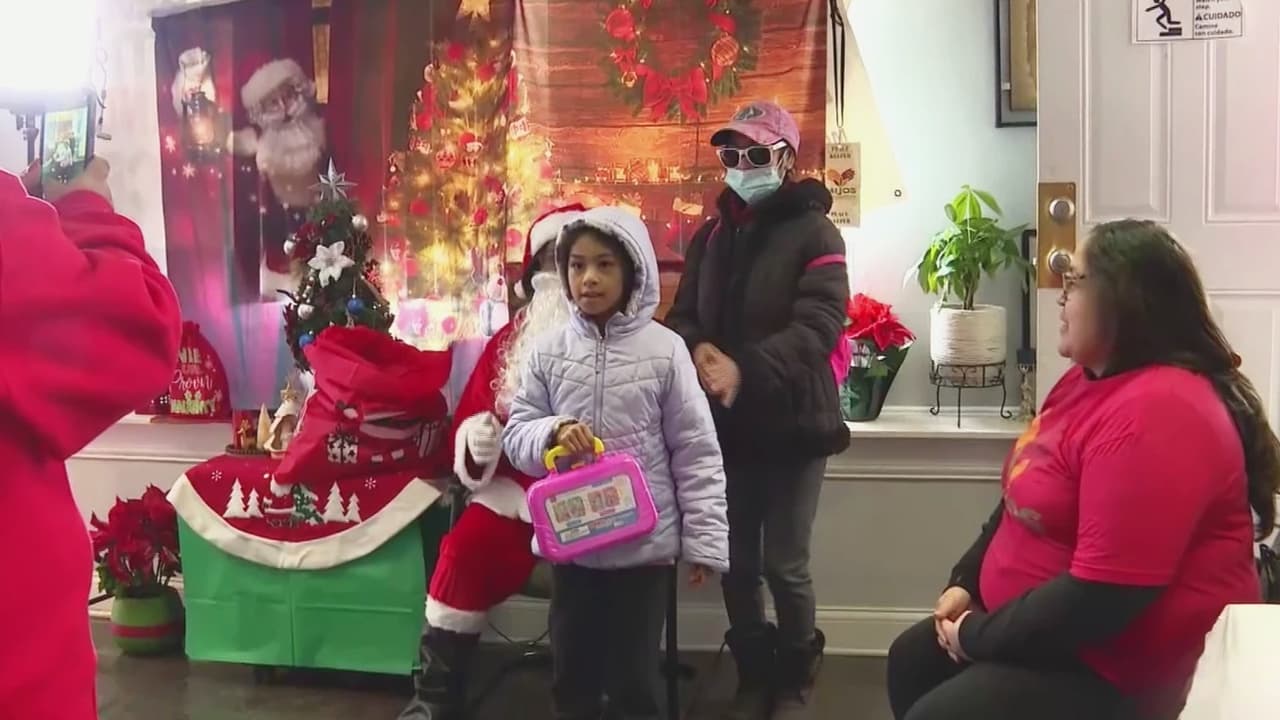 Organizaciones en Chicago entregan regalos en Navidad a niños de escasos recursos