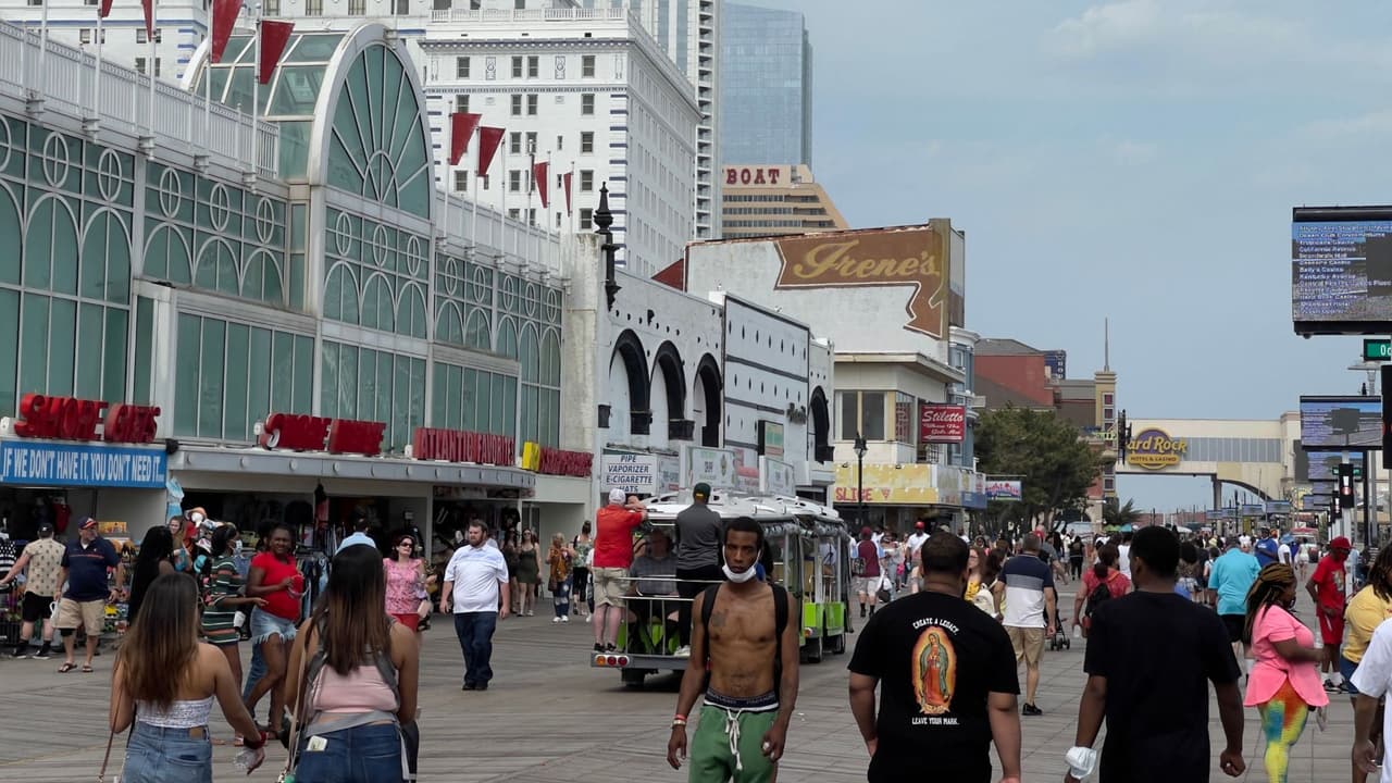 A partir de este viernes 
<a href="https://www.univision.com/local/nueva-york-wxtv/se-mantiene-la-controversia-en-nueva-jersey-nueva-york-y-connecticut-por-el-uso-de-las-mascarillas-video">no será requerido usar mascarilla</a> en la gran mayoría de los lugares, incluidos sitios al aire libre, restaurantes, tiendas y cines.