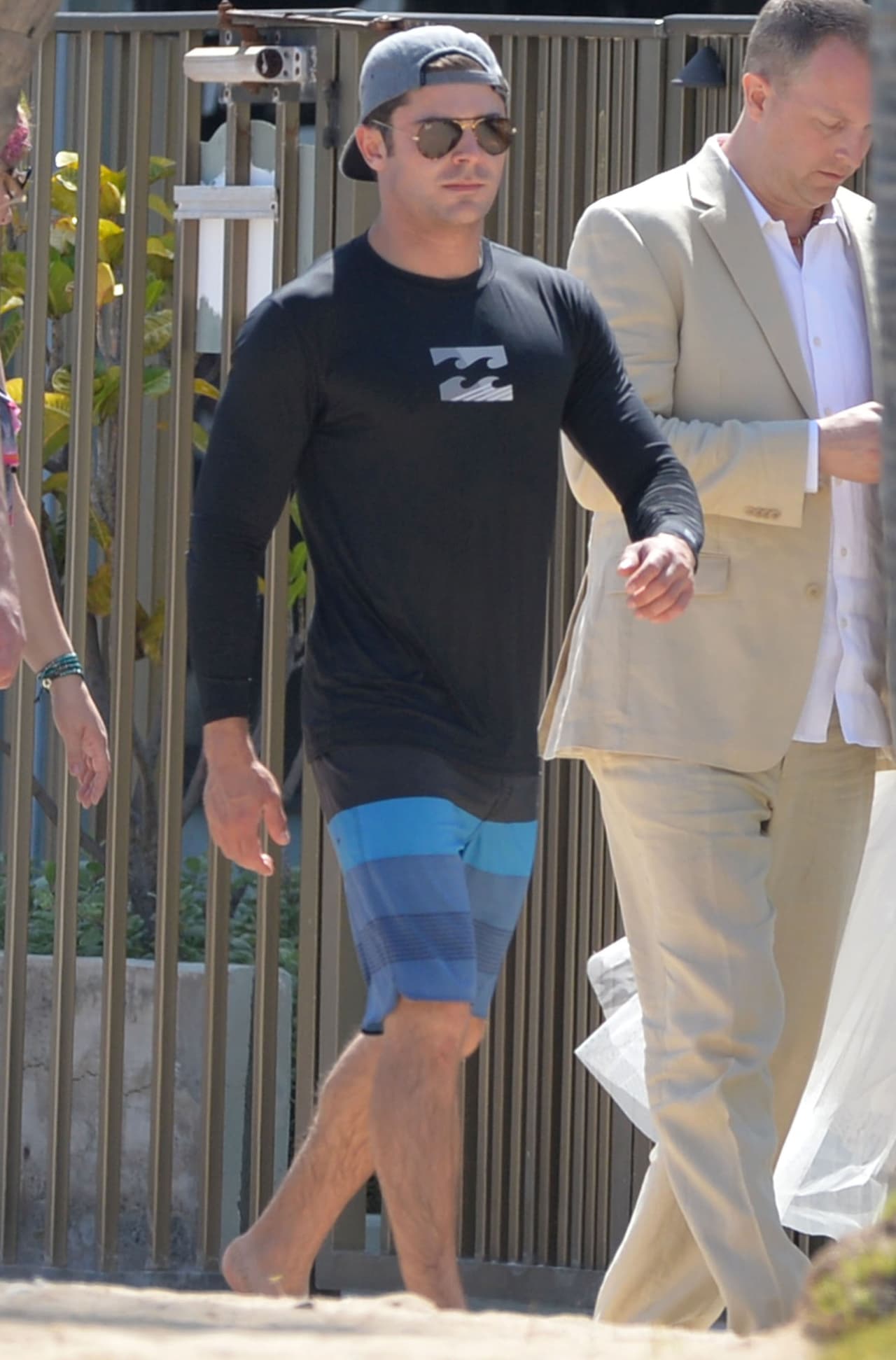Tanta visita al gimnasio le ha dado muy buenos resultados al guapísimo Zac Efron. Con esos brazotes se antoja un buen apretón.