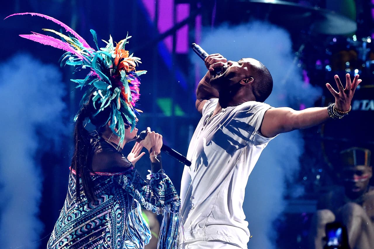 Baile, luces y mucho color, así fue este encuentro en el que la banda colombiana fusionó sus ritmos con el talento de Will Smith, quien hizo así su regreso a la música y a los escenarios.