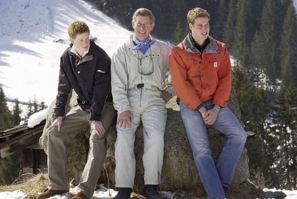El príncipe Carlos con sus dos hijos en un photocall en una cabaña en Suiza en 2002.