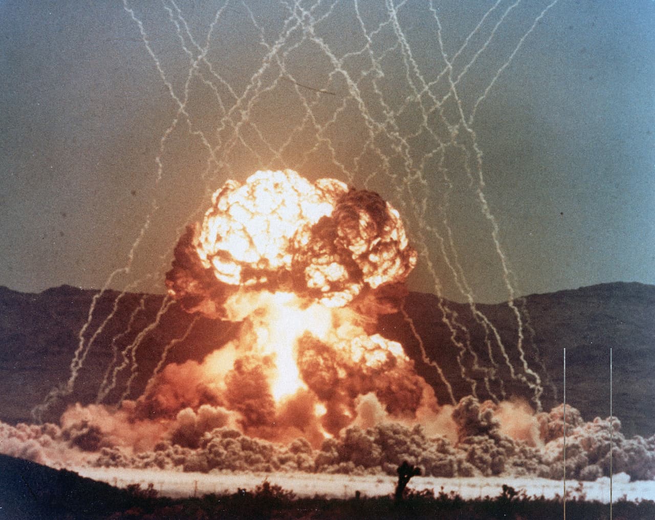 'Met', uno de los 14 explosivos nucleares detonados en la operación ‘Teapot', que duró desde febrero a mayo de 1955. Sobre una torre, el artefacto de 8 kt (kilotones, una medida de fuerza explosiva) se activó a las 7 de la tarde del 15 de abril de 1955. El fin de esta prueba fue medir los efectos del arma nuclear.