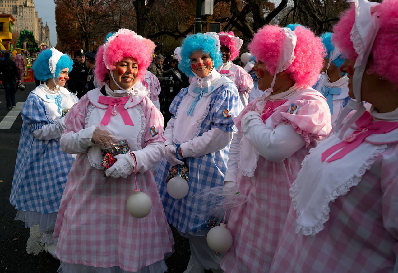 Unas ‘muñecas’ esperan el comienzo de la caminata en la parada Macy’s.
<br>