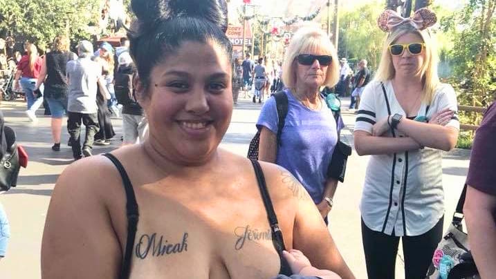 Madre deja en evidencia a mujeres que intentaron avergonzarla por amamantar a su hijo en Disneyland