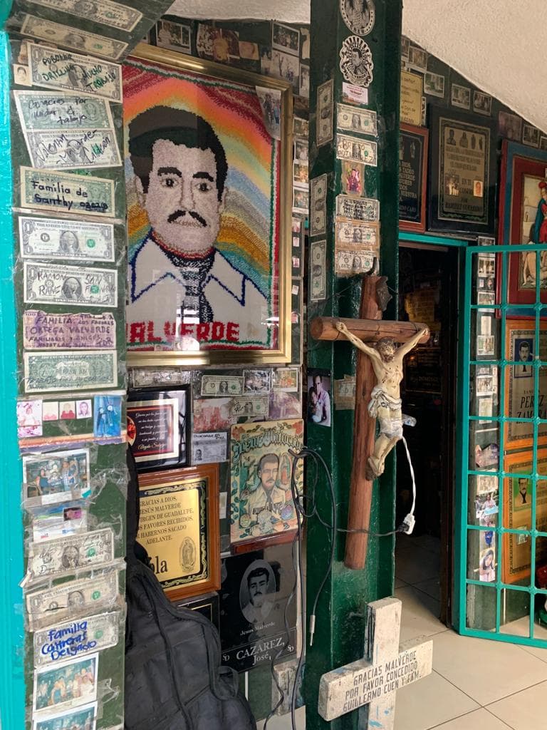 Reconocido por algunos como el "El Santo de los Narcos".