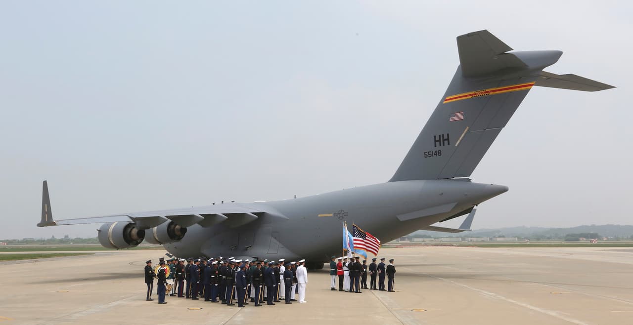 El avión militar estadounidense al aterrizar en la base de Osan, en Corea del Sur.