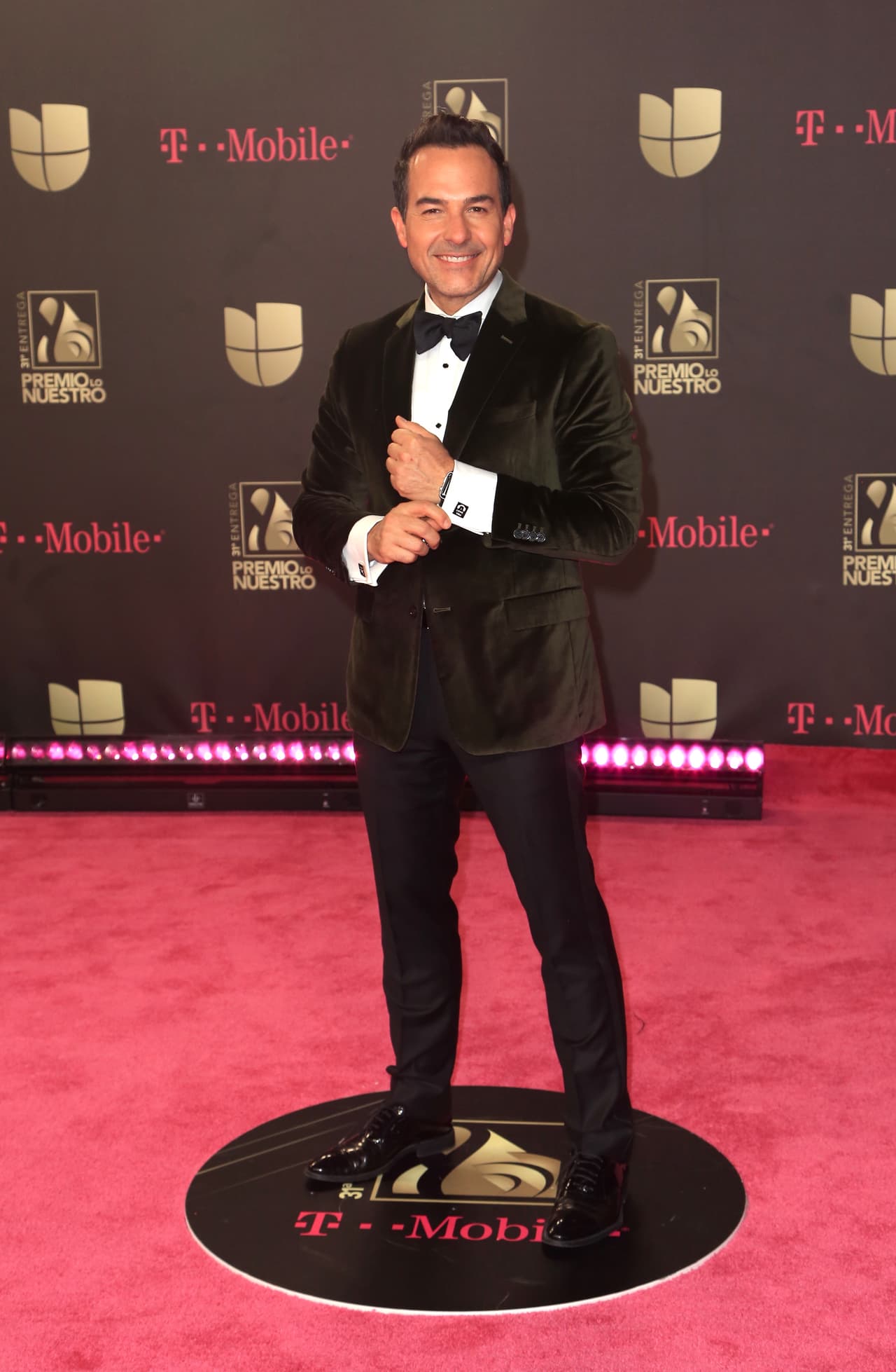 Carlos Calderón también estuvo presente en la edición 31 de Premio Lo Nuestro y modeló en la alfombra con un conjunto en 'velvet'.