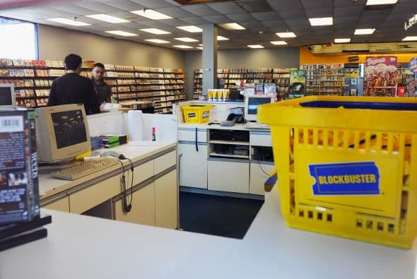 Cientos de establecimientos han tenido que bajar las cortinas en los últimos tres años; la cadena aun trabaja diseñando un plan para salir de los números rojos.