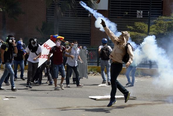 Grupos de manifestantes se enfrentaron este jueves con piedras a grupos antimotines, que respondieron con gases lacrimógenos.