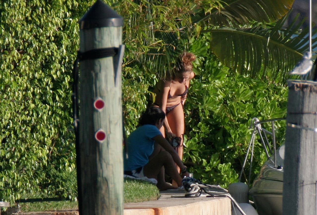 Exclusivo!! Paulina Rubio se pasea en traje de bao en su casa.