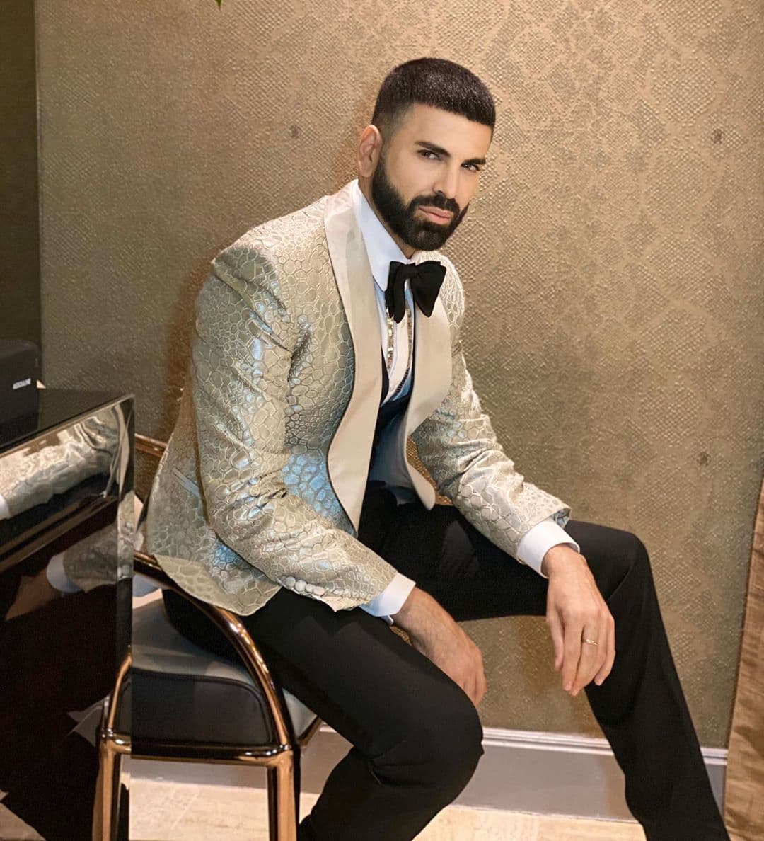 “Hace un año Candice Swanepoel se puso este vestido en una gala en Nueva York con un diseño de la casa Rasario. Anoche JLo se puso un vestido “similar” del diseñador Georges Hobeika y ahora viene mi pregunta; ¿creen que los diseñadores se copian o se inspiran o piensan que es una coincidencia del destino? (Sigo pensando que JLo anoche se veía espectacular)”, escribió en su publicación.